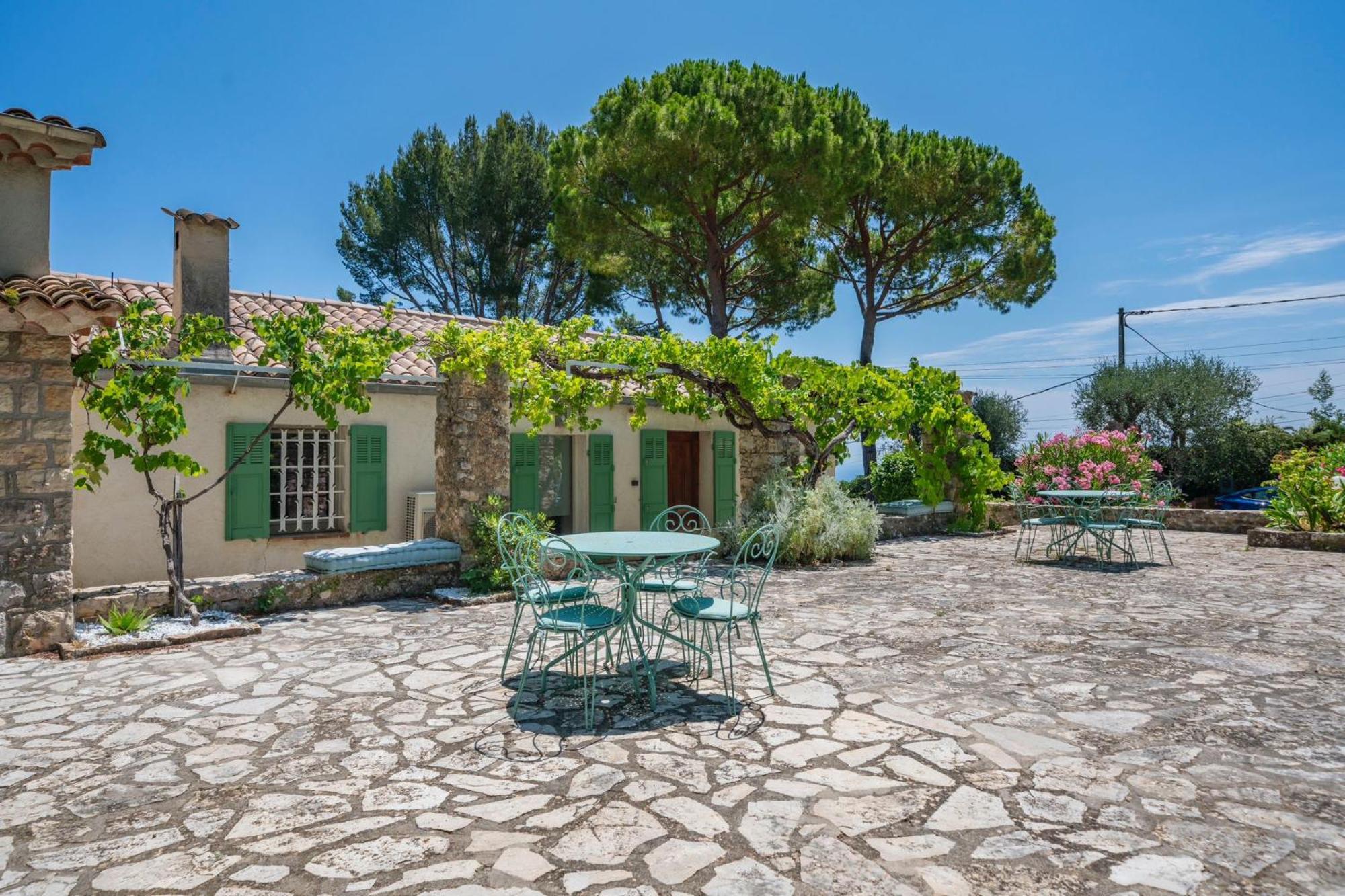 Domaine Des Encourdoules Guest house *